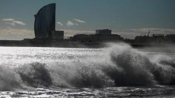 Un joven de 23 años muere ahogado en la playa barcelonesa de la Barceloneta