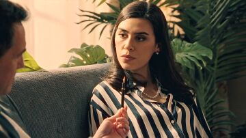 Gabriel le entrega a María un contrato de Brossard: estaría protegida cuando la empresa francesa se haga con Perfumerías De la Reina 