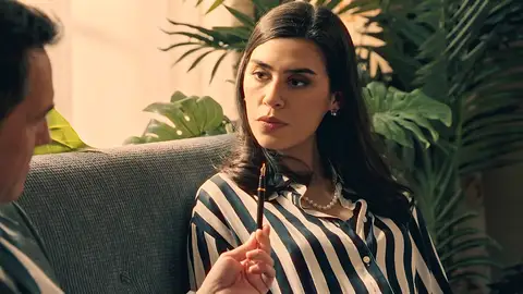 Gabriel le entrega a María un contrato de Brossard: estaría protegida cuando la empresa francesa se haga con Perfumerías De la Reina Gabriel le entrega a María un contrato de Brossard: estaría protegida cuando la empresa francesa se haga con Perfumerías De la Reina