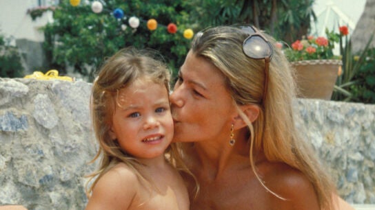 Cari Lapique con su hija, Carla Goyanes, en 1980