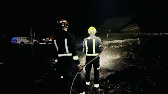 Bomberos en el lugar del incendio