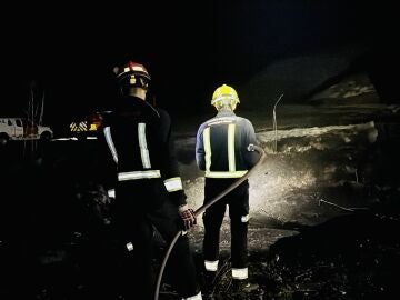Bomberos en el lugar del incendio