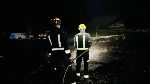 Bomberos en el lugar del incendio Bomberos en el lugar del incendio