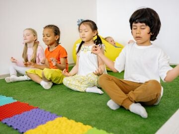Imagen de niños haciendo yoga