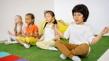 Imagen de niños haciendo yoga