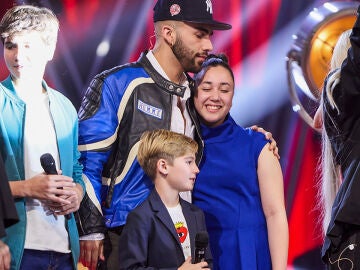 Lucas recibe el apoyo del público y Geraldine de su coach, como finalistas del equipo Turizo