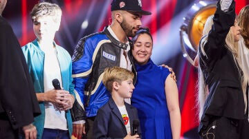 Lucas recibe el apoyo del público y Geraldine de su coach, como finalistas del equipo Turizo