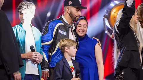 Lucas recibe el apoyo del público y Geraldine de su coach, como finalistas del equipo Turizo Lucas recibe el apoyo del público y Geraldine de su coach, como finalistas del equipo Turizo