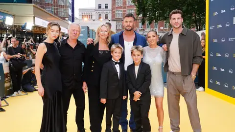 Chris Hemsworth con Elsa Pataky y sus hijos, sus padres y su hermano Liam Hemsworth Chris Hemsworth con Elsa Pataky y sus hijos, sus padres y su hermano Liam Hemsworth