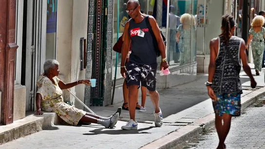 Dimite la ministra de Trabajo de Cuba por negar la pobreza en el país: "Los mendigos están disfrazados" Dimite la ministra de Trabajo de Cuba por negar la pobreza en el país: "Los mendigos están disfrazados"