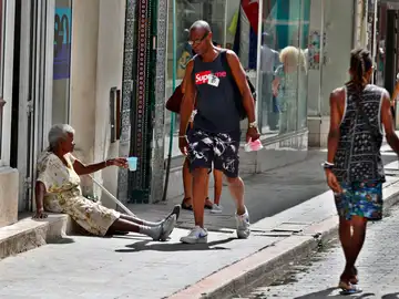 Dimite la ministra de Trabajo de Cuba por negar la pobreza en el país: "Los mendigos están disfrazados" Dimite la ministra de Trabajo de Cuba por negar la pobreza en el país: "Los mendigos están disfrazados"