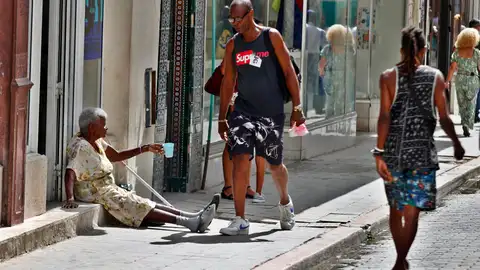 Dimite la ministra de Trabajo de Cuba por negar la pobreza en el país: "Los mendigos están disfrazados" Dimite la ministra de Trabajo de Cuba por negar la pobreza en el país: "Los mendigos están disfrazados"