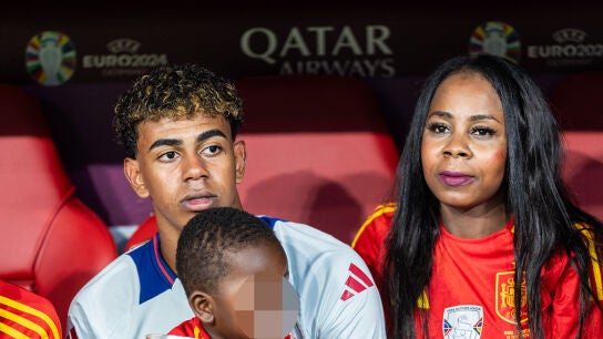 Lamine Yamal con su hermano y su madre