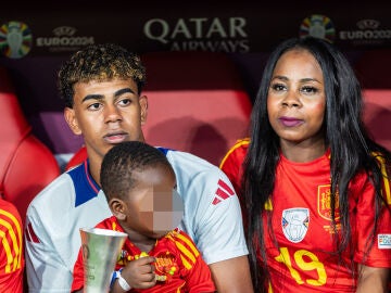 Lamine Yamal con su hermano y su madre