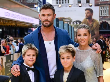 Chris Hemsworth con Elsa Pataky y sus hijos Sasha y Tristan en Londres Chris Hemsworth con Elsa Pataky y sus hijos Sasha y Tristan en Londres