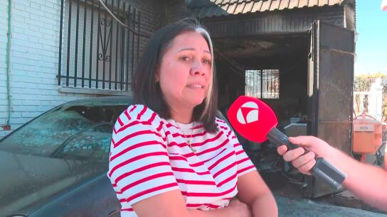Una vecina de Calypo Fado muestra los da&ntilde;os que ha sufrido su casa con el incendio