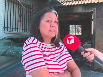 Una vecina de Calypo Fado muestra los da&ntilde;os que ha sufrido su casa con el incendio
