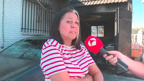 Una vecina de Calypo Fado muestra los daños que ha sufrido su casa con el incendio Una vecina de Calypo Fado muestra los daños que ha sufrido su casa con el incendio