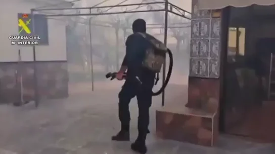 Vídeo: Así fue el peligroso desalojo de las vecinos amenazados por el fuego en Calypo Fado Vídeo: Así fue el peligroso desalojo de las vecinos amenazados por el fuego en Calypo Fado