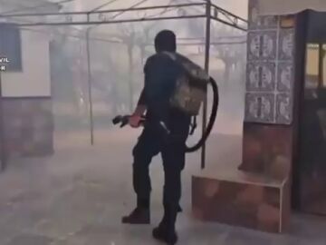 Vídeo: Así fue el peligroso desalojo de las vecinos amenazados por el fuego en Calypo Fado
