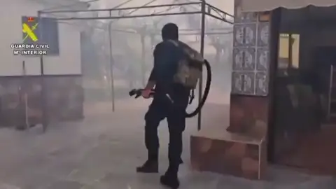 Vídeo: Así fue el peligroso desalojo de las vecinos amenazados por el fuego en Calypo Fado Vídeo: Así fue el peligroso desalojo de las vecinos amenazados por el fuego en Calypo Fado