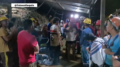 Vídeo: Rescatan con vida a 18 mineros que habían quedado atrapados en una mina ilegal en Colombia