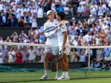 Sinner y Alcaraz se saludan tras la final de Wimbledon