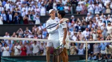 Sinner y Alcaraz se saludan tras la final de Wimbledon