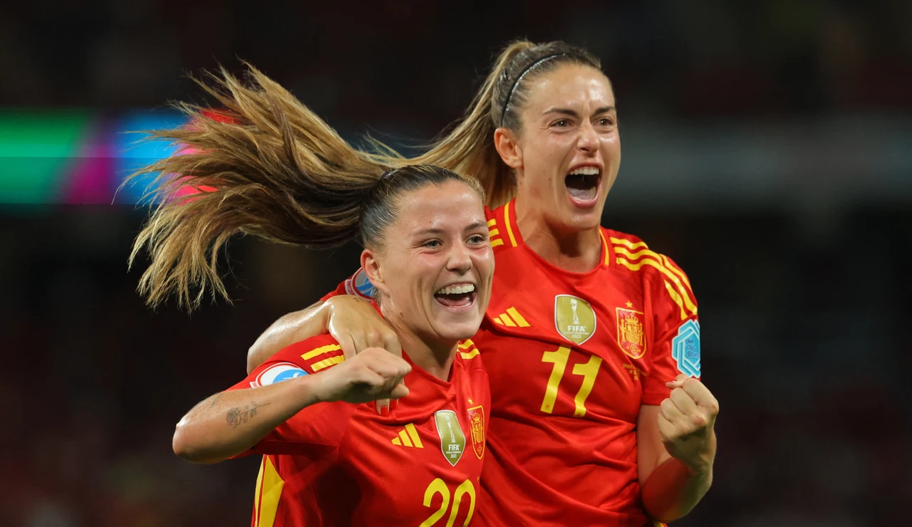 Claudia Pina y Alexia Putellas celebran el segundo gol ante Suiza