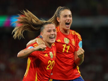 Claudia Pina y Alexia Putellas celebran el segundo gol ante Suiza