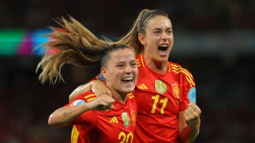 Claudia Pina y Alexia Putellas celebran el segundo gol ante Suiza