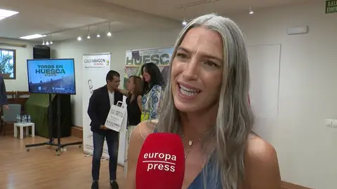 Laura Sánchez atendiendo a la prensa Laura Sánchez atendiendo a la prensa