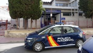 Un coche patrulla, en la Comisar&iacute;a de Polic&iacute;a Nacional en Molina de Segura.