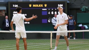 Carlos Alcaraz y Jannik Sinner se saludan tras la final de Wimbledon 2025