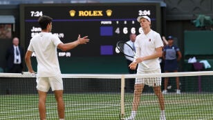 Carlos Alcaraz y Jannik Sinner se saludan tras la final de Wimbledon 2025