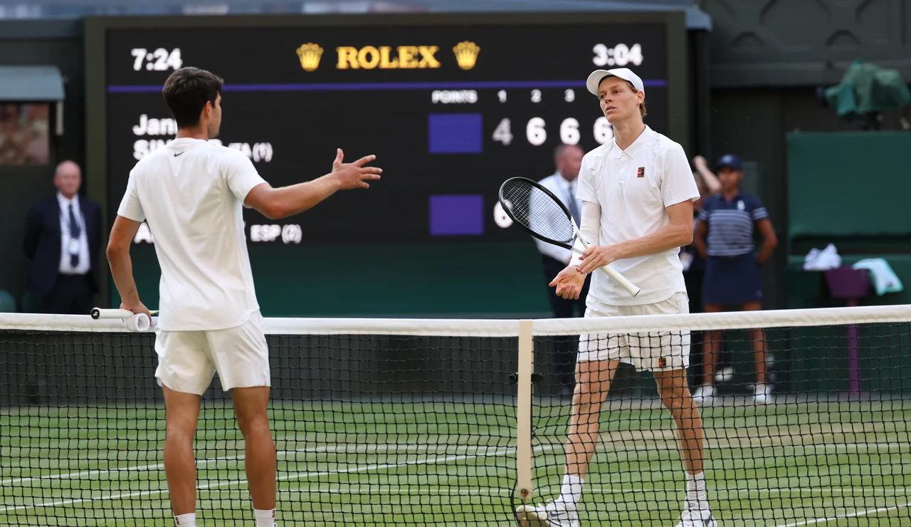 Carlos Alcaraz y Jannik Sinner se saludan tras la final de Wimbledon 2025