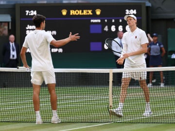 Carlos Alcaraz y Jannik Sinner se saludan tras la final de Wimbledon 2025