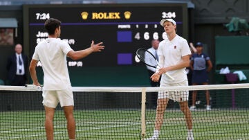 Carlos Alcaraz y Jannik Sinner se saludan tras la final de Wimbledon 2025