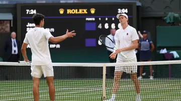 Carlos Alcaraz y Jannik Sinner se saludan tras la final de Wimbledon 2025 Carlos Alcaraz y Jannik Sinner se saludan tras la final de Wimbledon 2025
