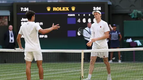 Carlos Alcaraz y Jannik Sinner se saludan tras la final de Wimbledon 2025 Carlos Alcaraz y Jannik Sinner se saludan tras la final de Wimbledon 2025