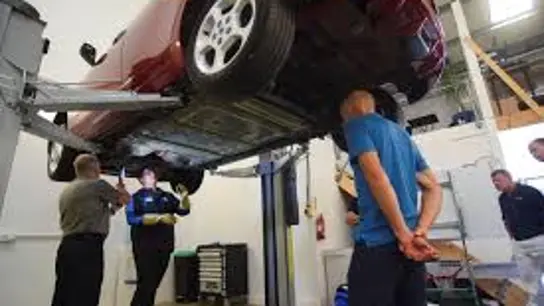 España necesita urgentemente 20.000 mecánicos del automóvil España necesita urgentemente 20.000 mecánicos del automóvil