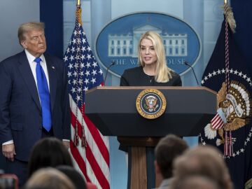 La secretaria de justicia, Pam Bondi y el presidente estadounidense, Donald Trump 