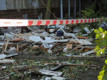 Escombros cerca de un edificio residencial dañado tras ser alcanzado por un dron en Odesa, Ucrania