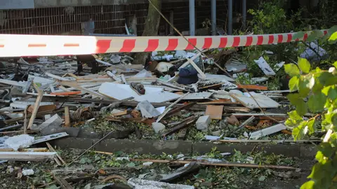 Escombros cerca de un edificio residencial dañado tras ser alcanzado por un dron en Odesa, Ucrania Escombros cerca de un edificio residencial dañado tras ser alcanzado por un dron en Odesa, Ucrania