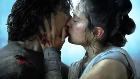 Adam Driver (Kylo Ren) y Daisy Ridley (Rey) en Star Wars: El ascenso de Skywalker Adam Driver (Kylo Ren) y Daisy Ridley (Rey) en Star Wars: El ascenso de Skywalker