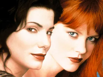 Sandra Bullock y Nicole Kidman en el póster de Prácticamente magia Sandra Bullock y Nicole Kidman en el póster de Prácticamente magia