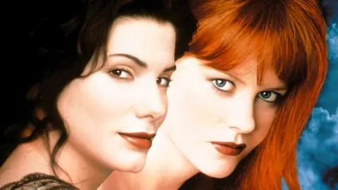 Sandra Bullock y Nicole Kidman en el póster de Prácticamente magia Sandra Bullock y Nicole Kidman en el póster de Prácticamente magia