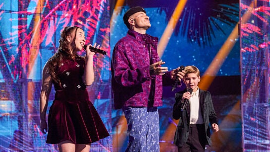Kapo canta &lsquo;Uwaie&rsquo; junto a Geraldine y Lucas y pone en pie el plat&oacute; de La Voz Kids 