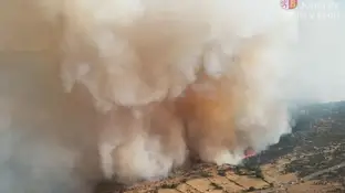 Situación "más positiva" en el incendio de Navaluenga (Ávila) que continúa con un perímetro de 26 km Situación "más positiva" en el incendio de Navaluenga (Ávila) que continúa con un perímetro de 26 km