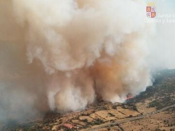  Situación "más positiva" en el incendio de Navaluenga (Ávila) que continúa con un perímetro de 26 km